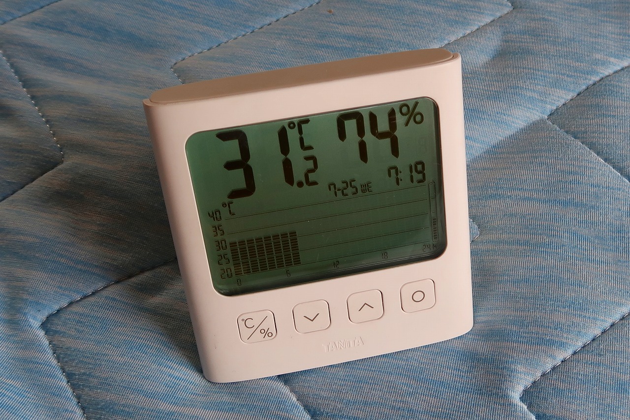 TT-581 グラフ付きデジタル温湿度計　クーラーのついてない2階の温度と湿度