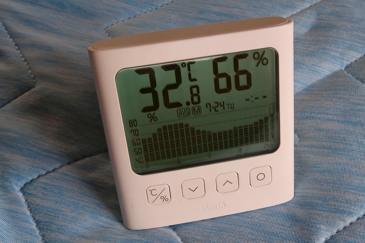 TT-581 グラフ付きデジタル温湿度計　クーラーのついてない2階の温度と湿度
