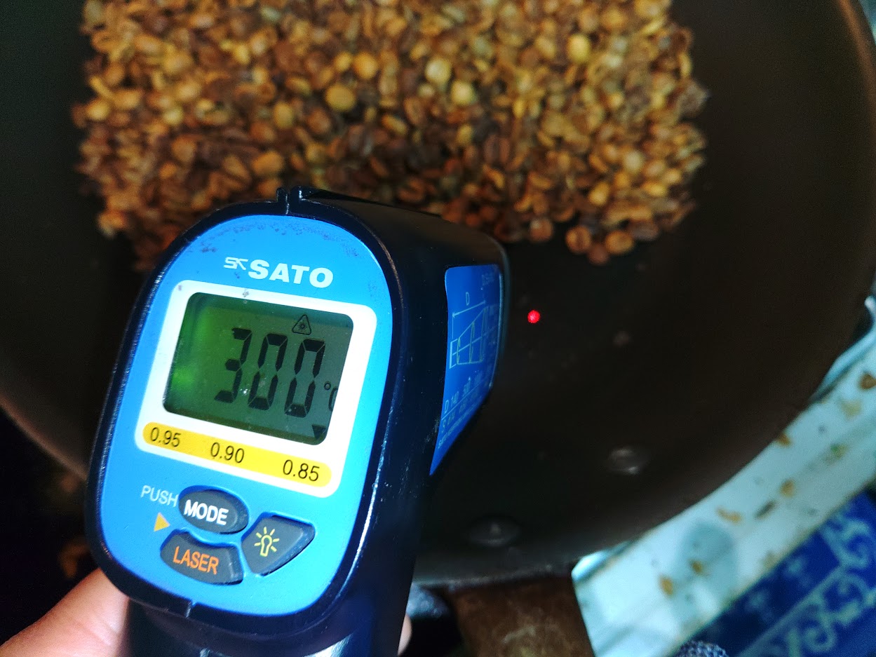 コーヒー豆焙煎　赤外線放射温度計を使って表面温度を測定しています
