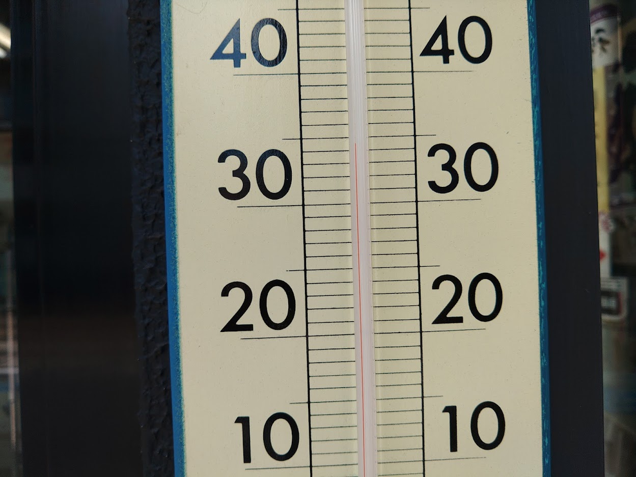 店頭の寒暖計は、34.5℃