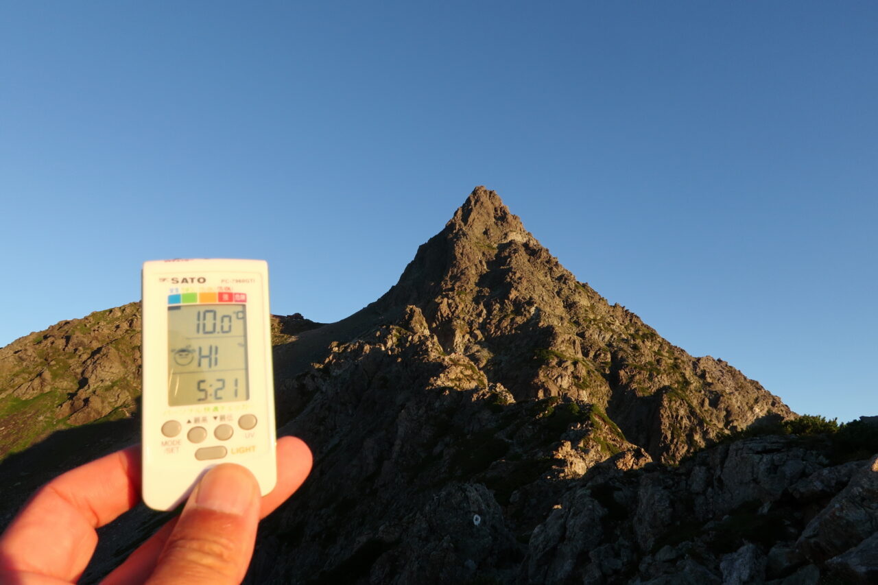 槍ヶ岳とPC-7960GTI パーソナル快適チェッカー(デジタル温湿度計)