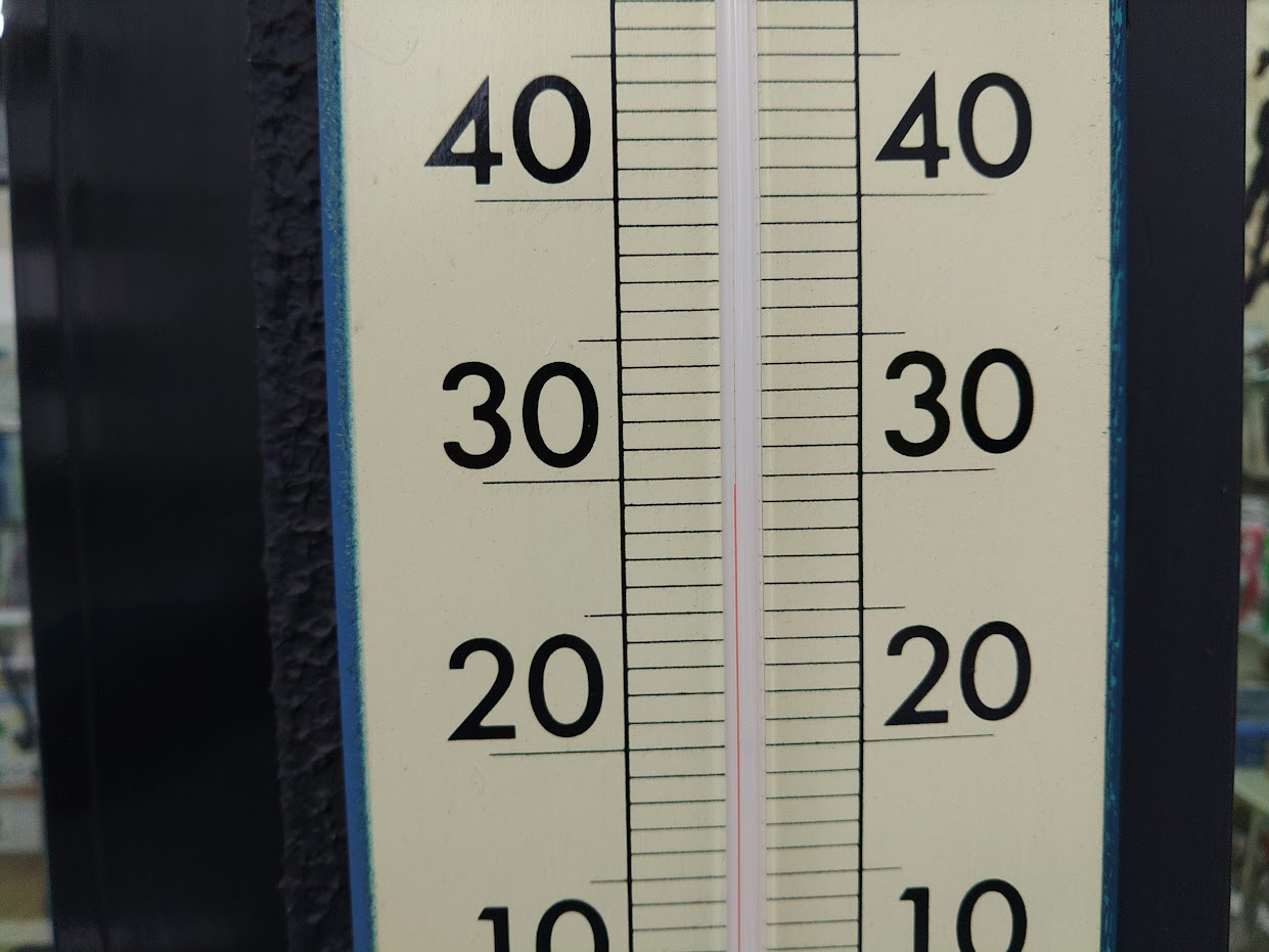 15時　店頭の寒暖計は、30℃
打ち水効果で11℃ダウン