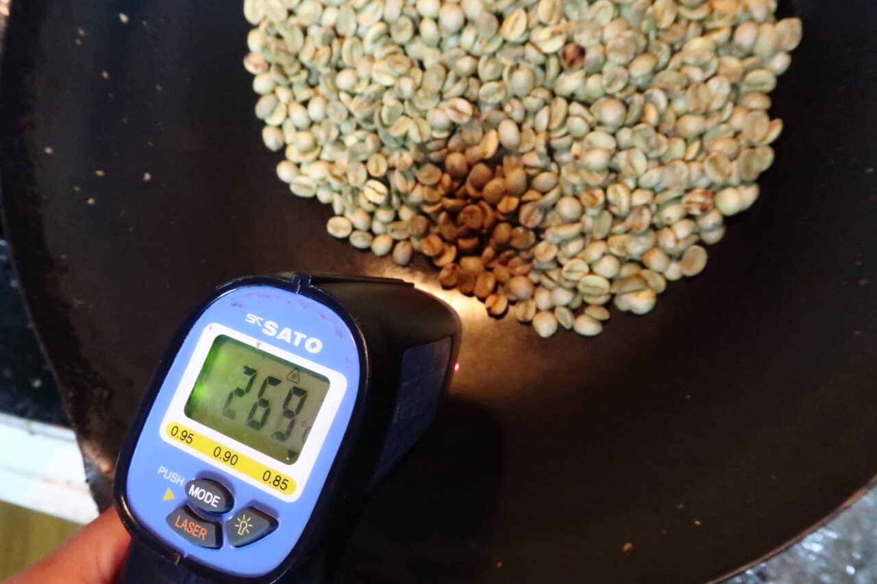 コーヒー豆焙煎中のフライパンの表面温度　269℃
