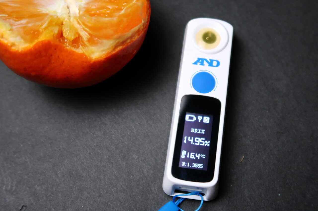 Bluetooth内蔵デジタル糖度計 AD-4771を使って、ミカンの胴度測定　14.95%