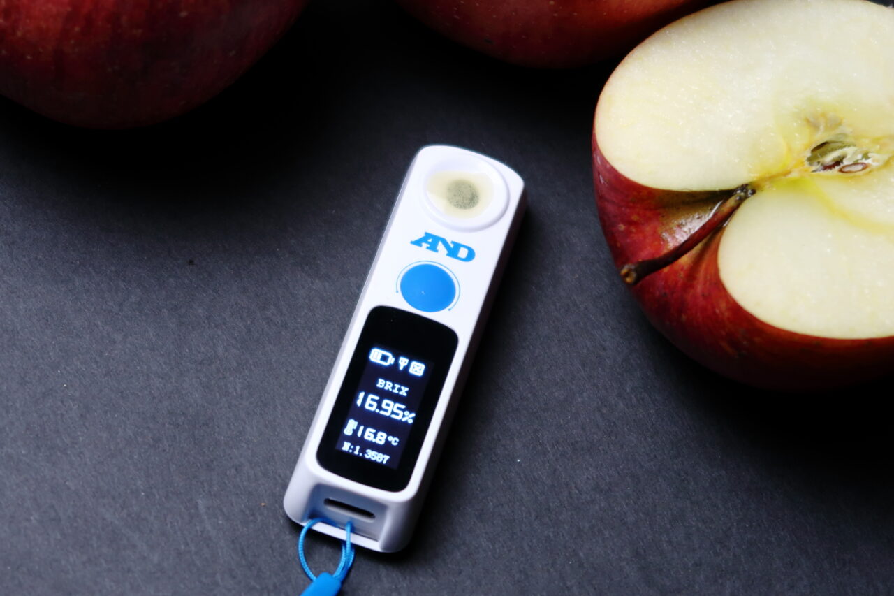 Bluetooth内蔵デジタル糖度計 AD-4771を使ってリンゴの糖度をはかっているのだ。糖度16.95％